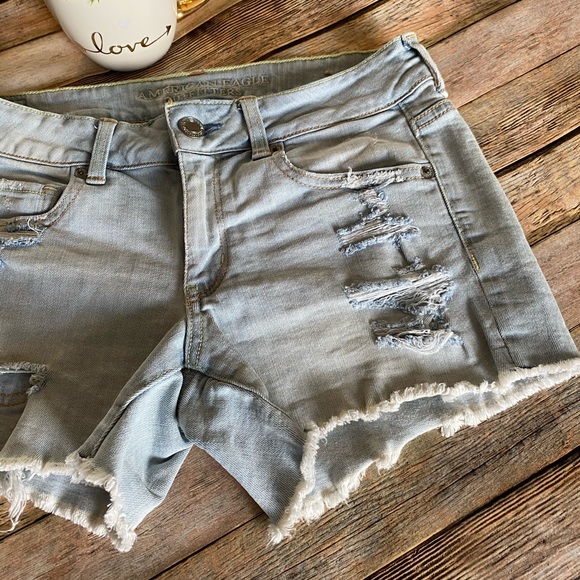 American Eagle Light Wash Midi Jean Shorts Size 6 - Picture 1 of 7